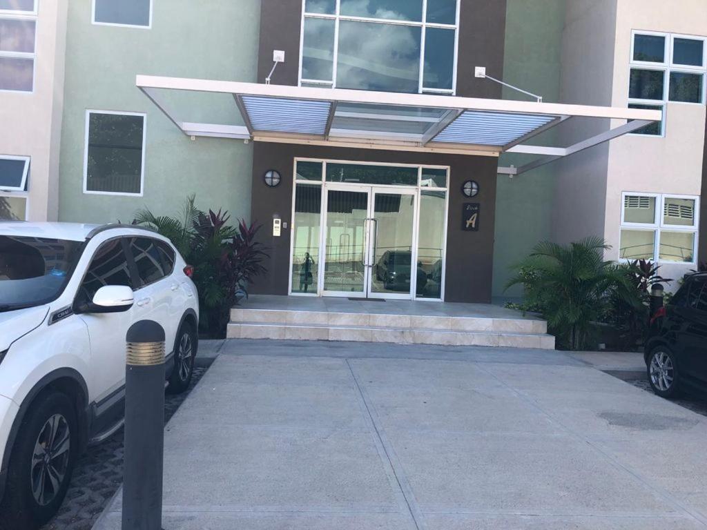 Lovely 2 Bedroom C̅ Netflix Across National Stadium Kingston Exteriör bild