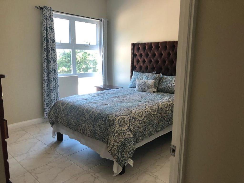 Lovely 2 Bedroom C̅ Netflix Across National Stadium Kingston Exteriör bild