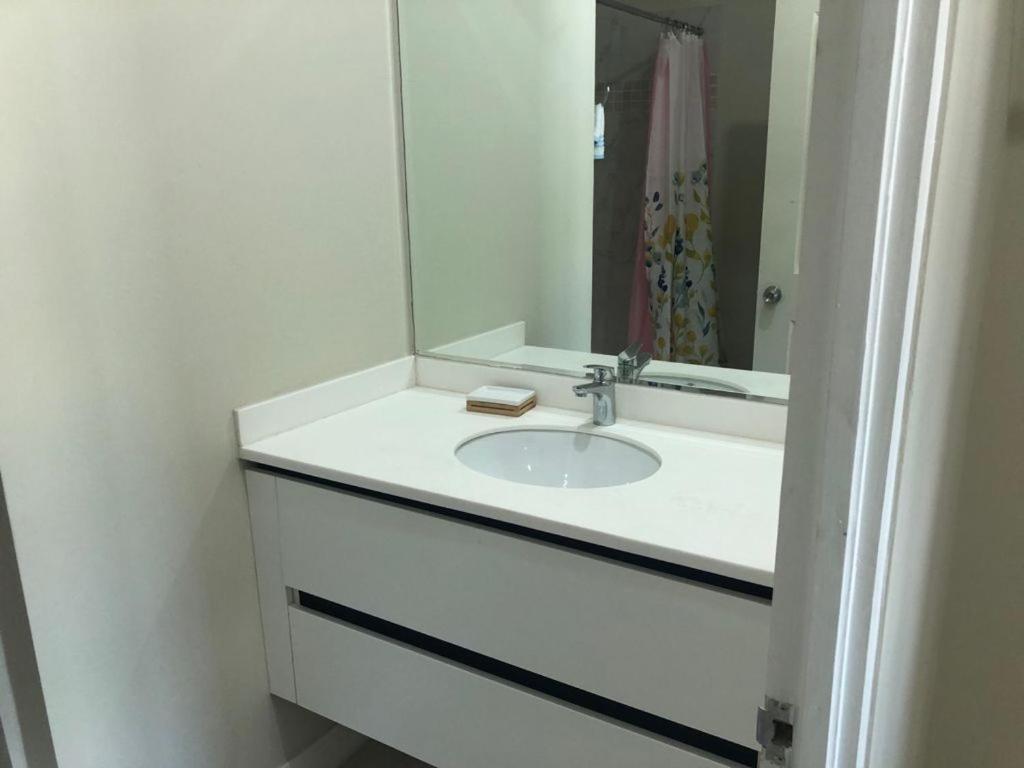 Lovely 2 Bedroom C̅ Netflix Across National Stadium Kingston Exteriör bild