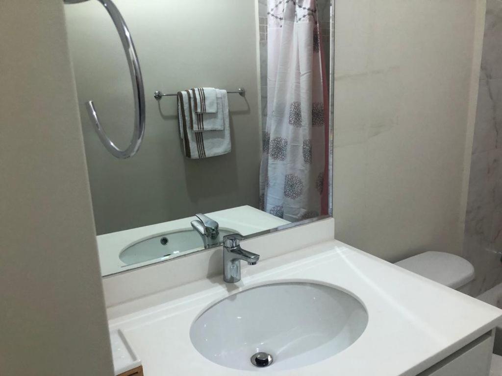 Lovely 2 Bedroom C̅ Netflix Across National Stadium Kingston Exteriör bild