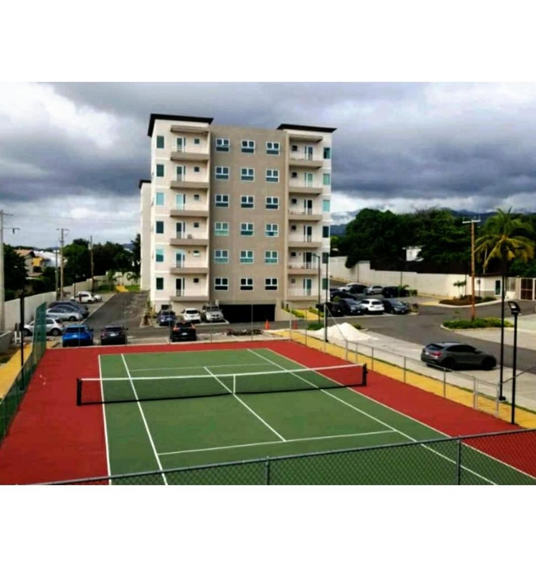 Lovely 2 Bedroom C̅ Netflix Across National Stadium Kingston Exteriör bild